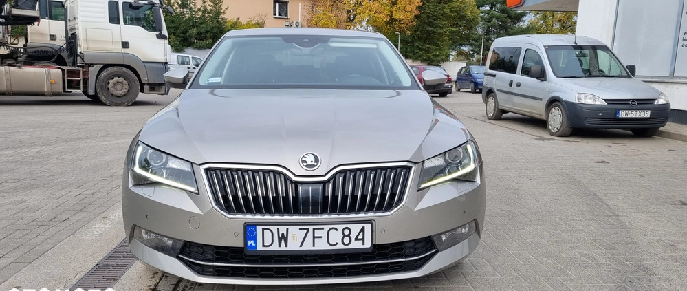 Skoda Superb cena 61900 przebieg: 298700, rok produkcji 2017 z Wojkowice małe 596